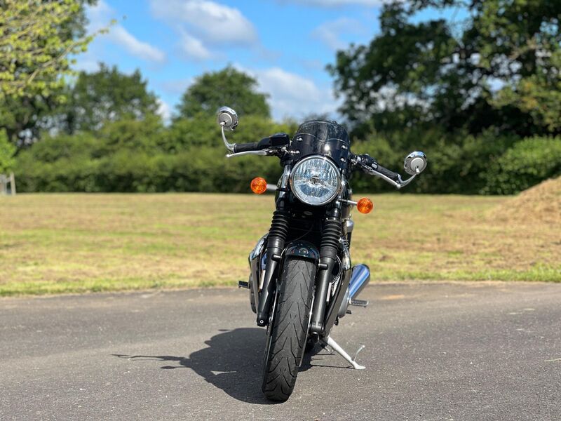 TRIUMPH THRUXTON 1200