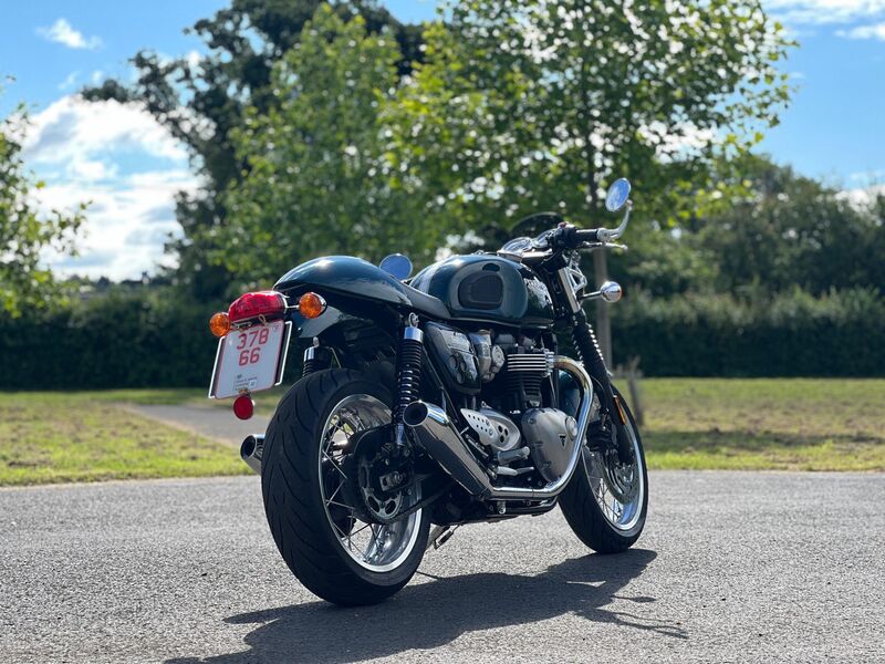 TRIUMPH THRUXTON 1200