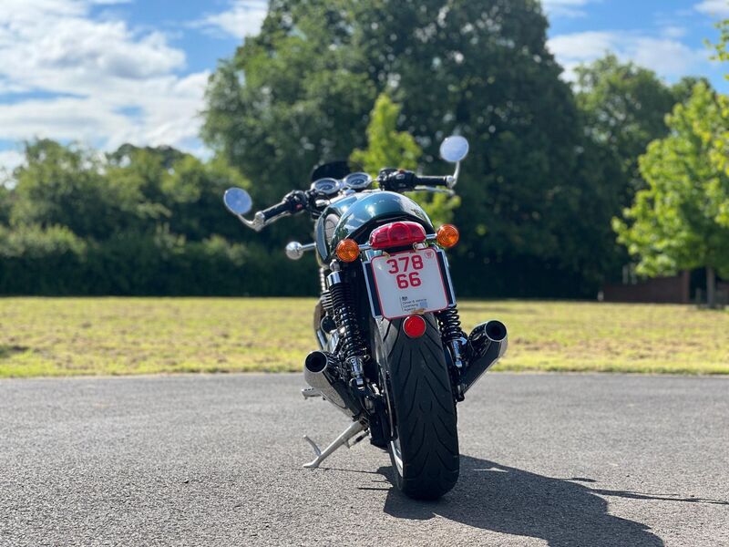 TRIUMPH THRUXTON 1200