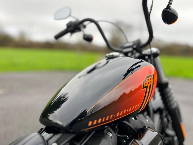 HARLEY-DAVIDSON Dyna