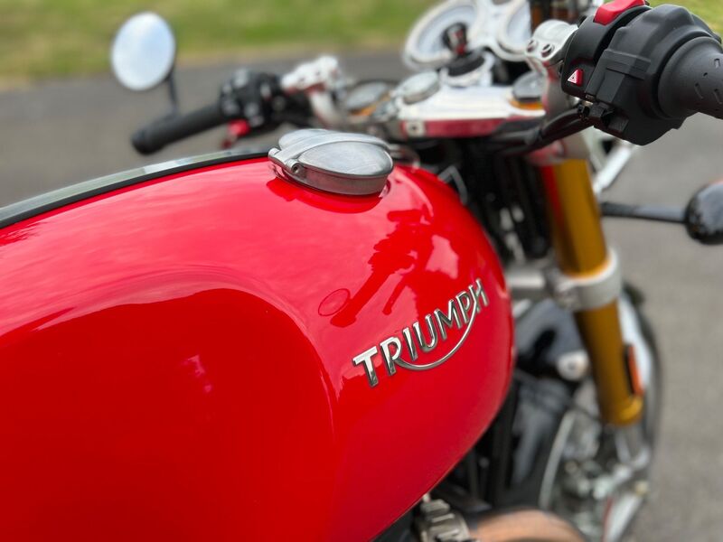 TRIUMPH THRUXTON 1200 R